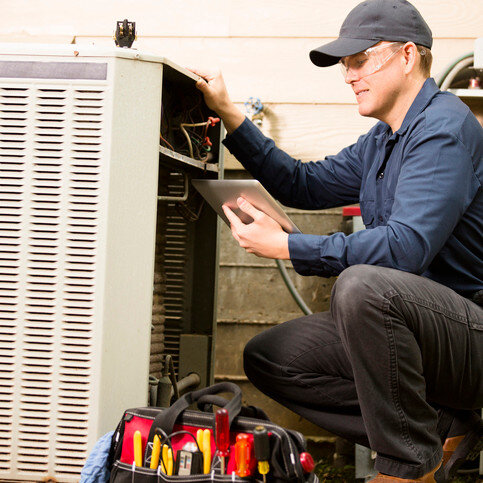 st. louis hvac technician working on air conditioner